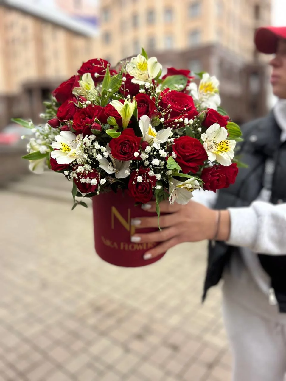 Сборный букет с красными розами в коробке — изображение 2