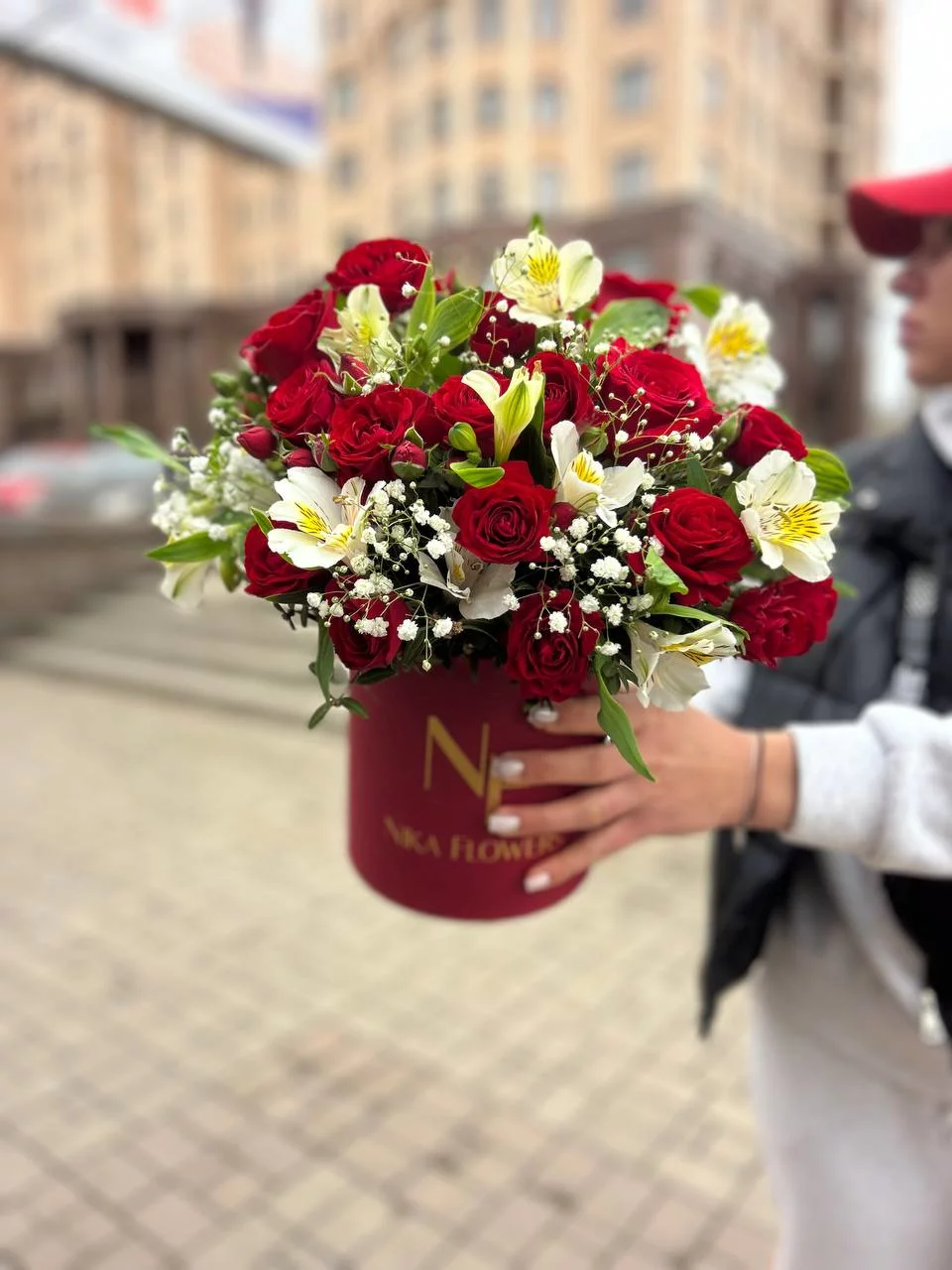 Сборный букет с красными розами в коробке — изображение 5