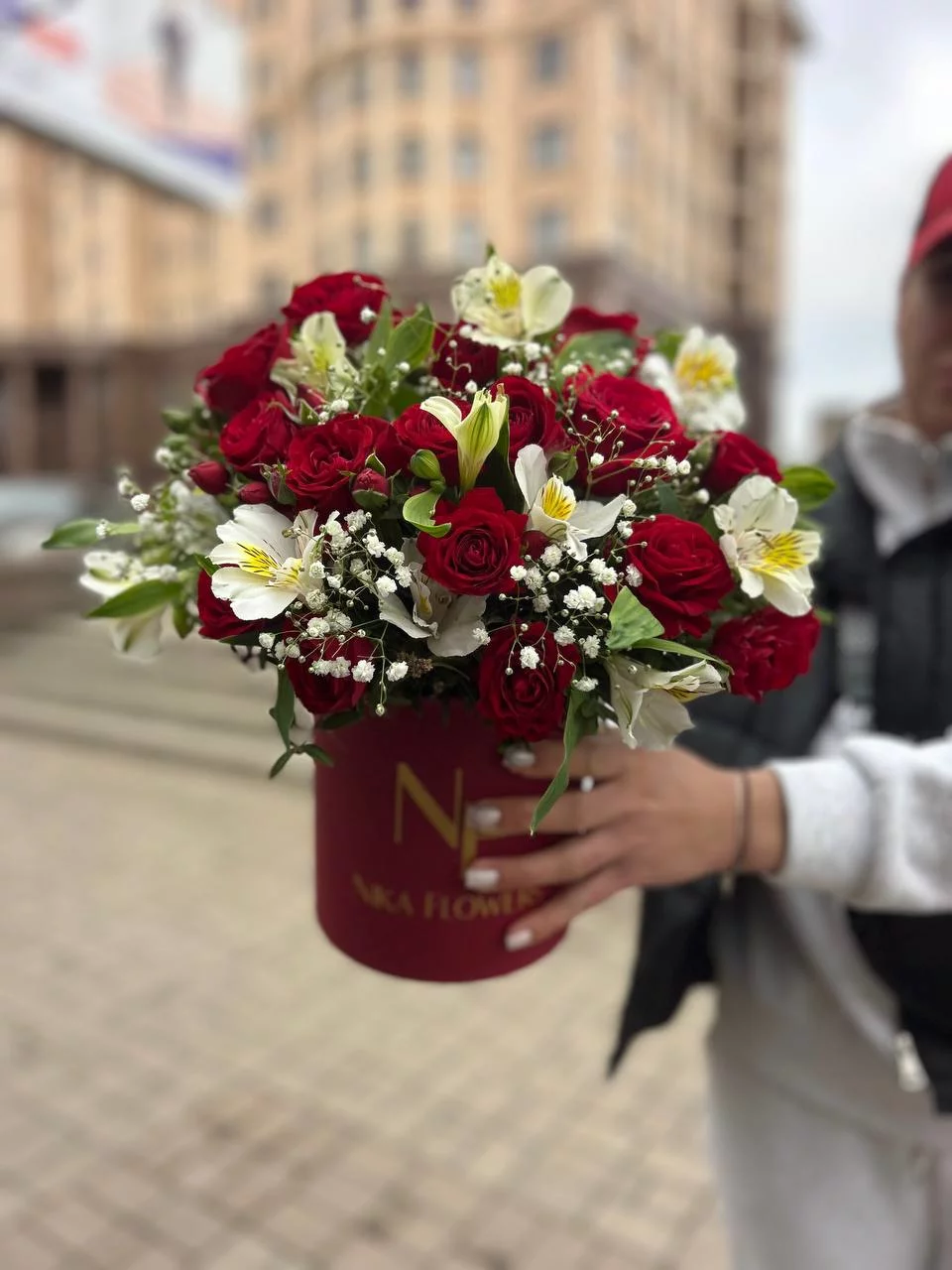 Сборный букет с красными розами в коробке — изображение 4