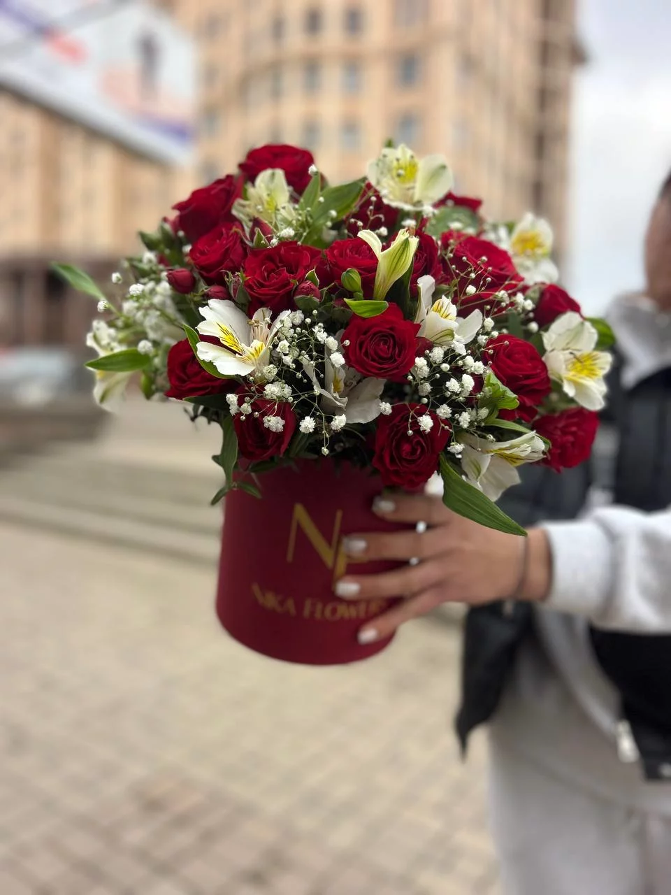 Сборный букет с красными розами в коробке — изображение 3