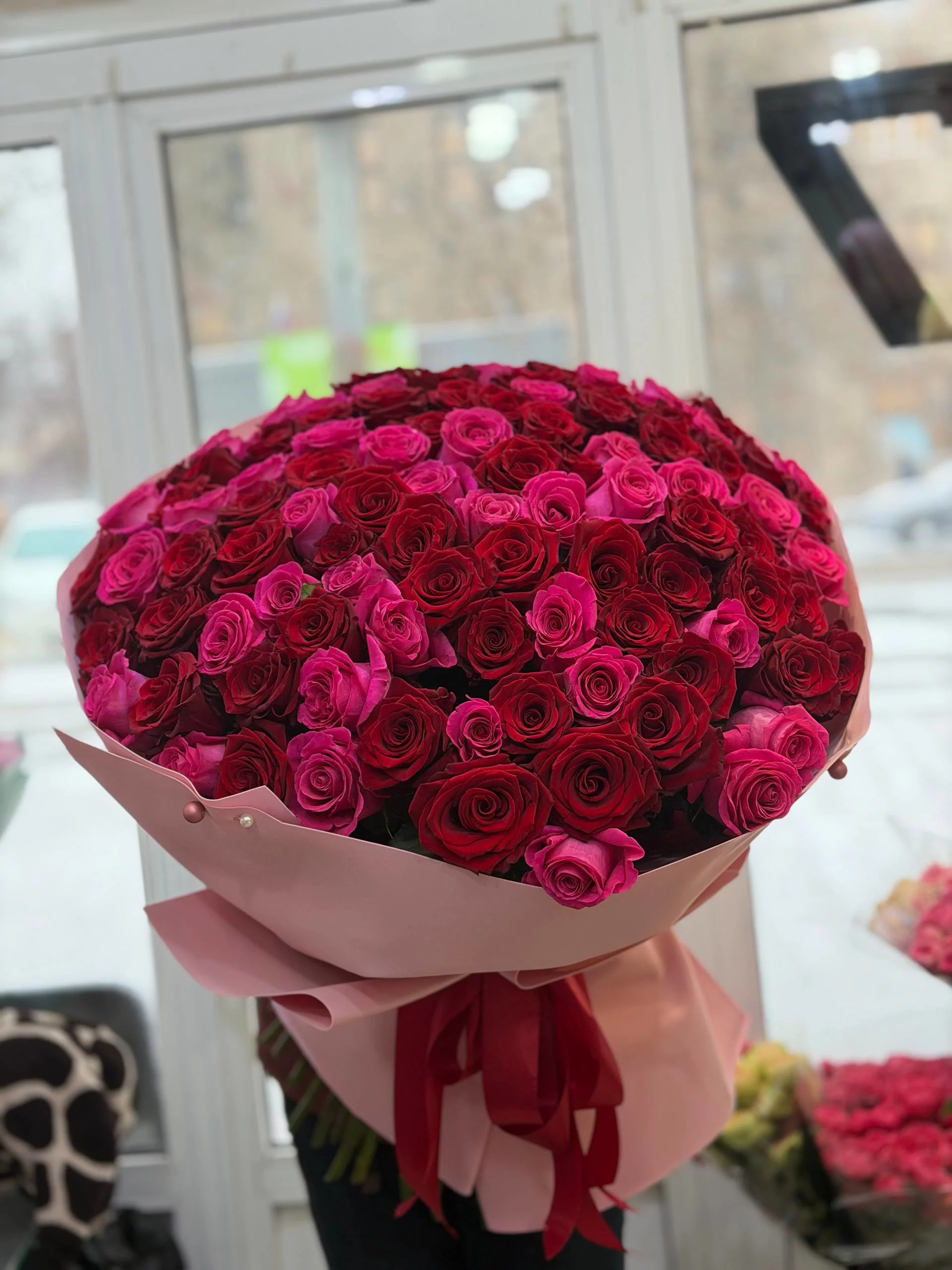Букет из 101 красной и розовой роз