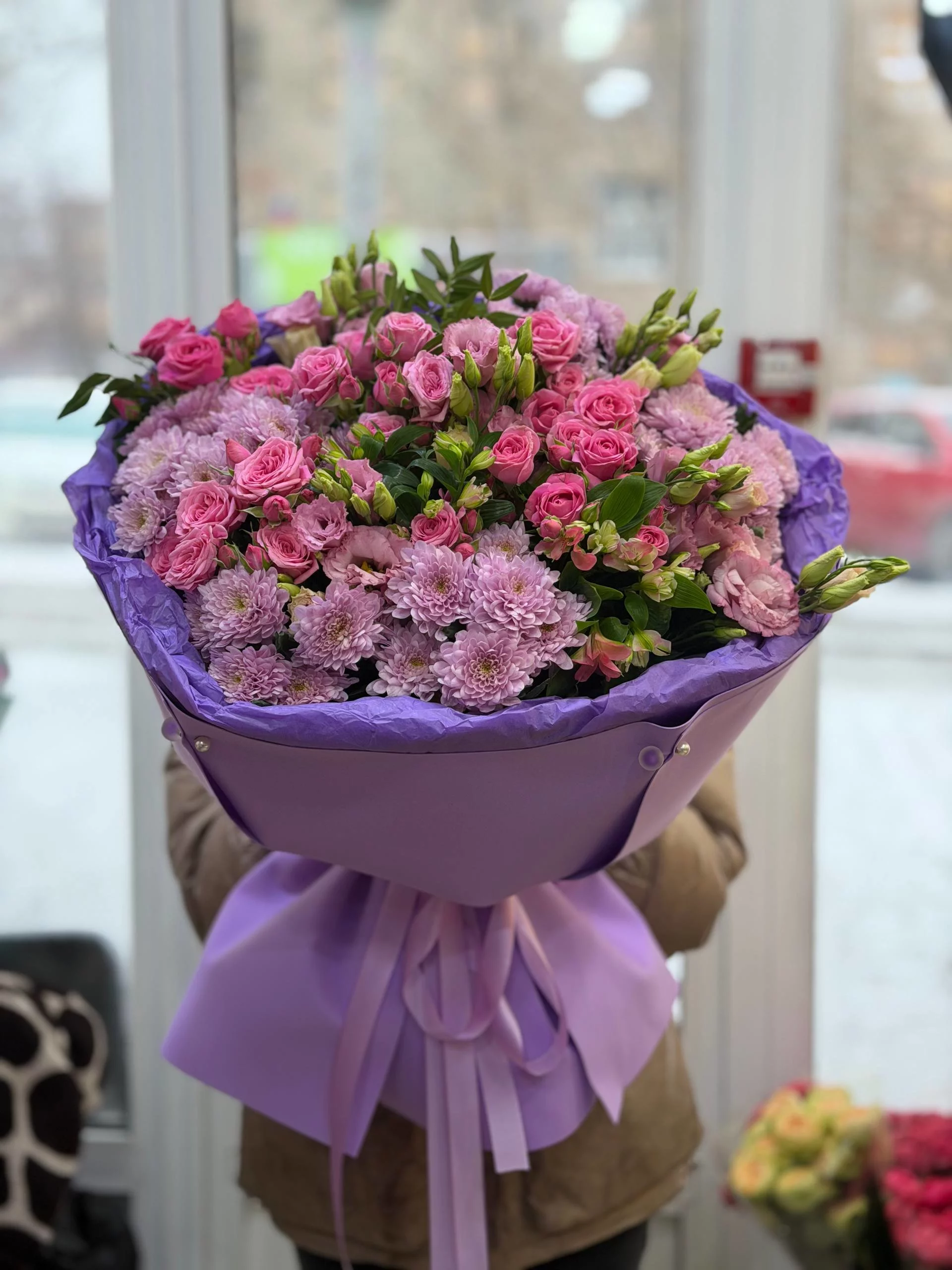Букет с кустовыми розами и кустовыми хризантемами — изображение 3