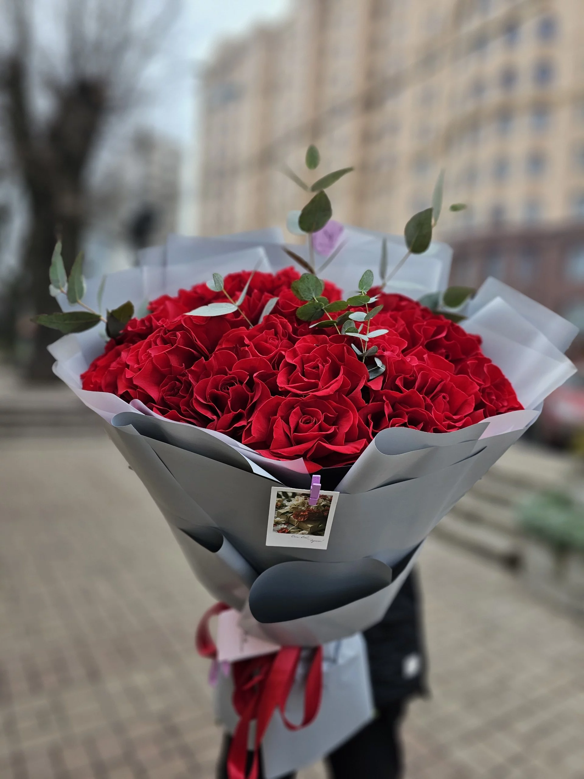 Букет красных французских роз с эвкалиптом