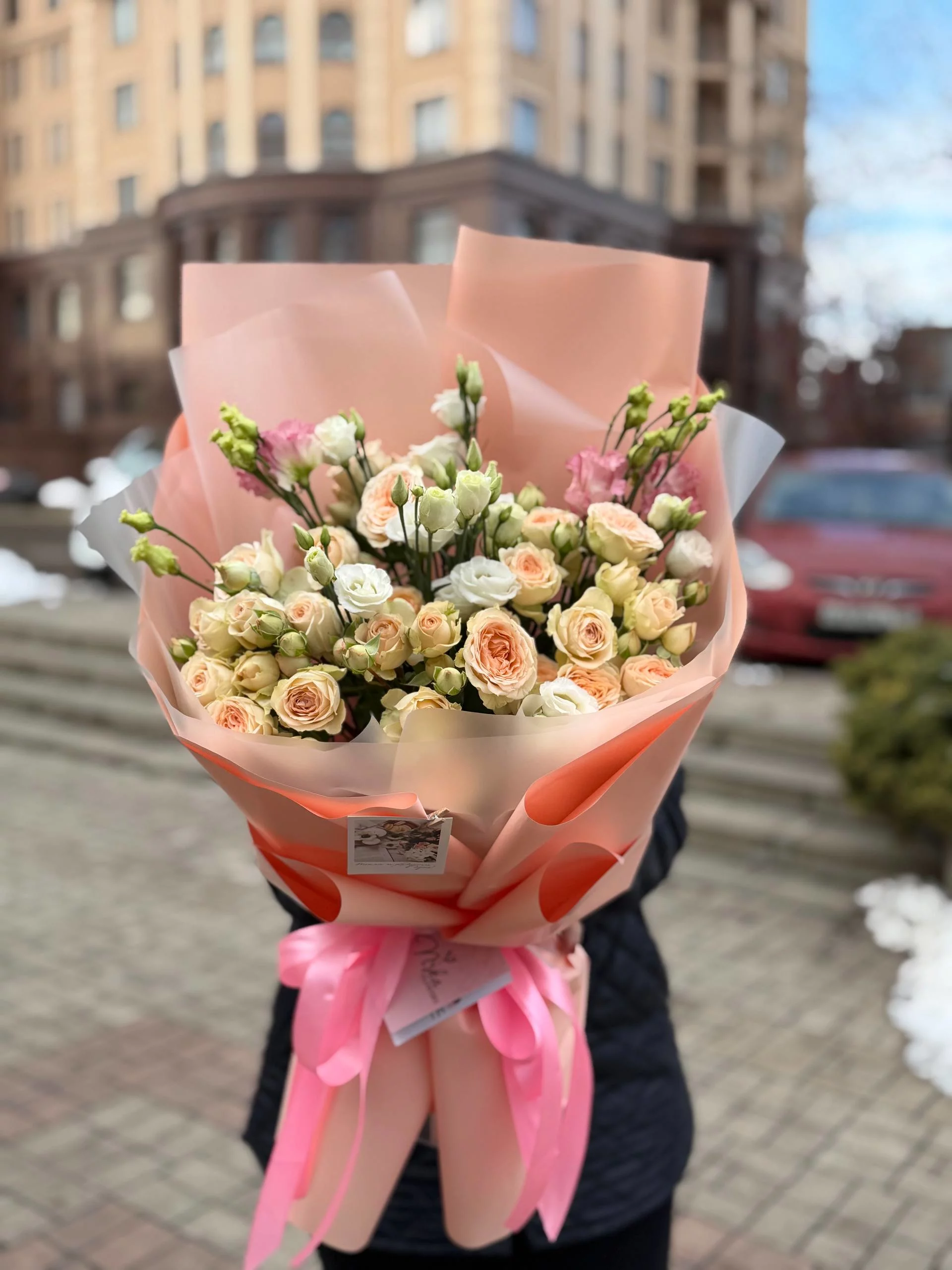 Сборный букет с бежевыми розами и эустомой