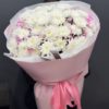 Букет из белых хризантем с гипсофилой