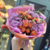Сборный букет с оранжевыми розами и сиреневыми хризантемами
