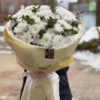 Букет белой кустовой хризантемы с эвкалиптом