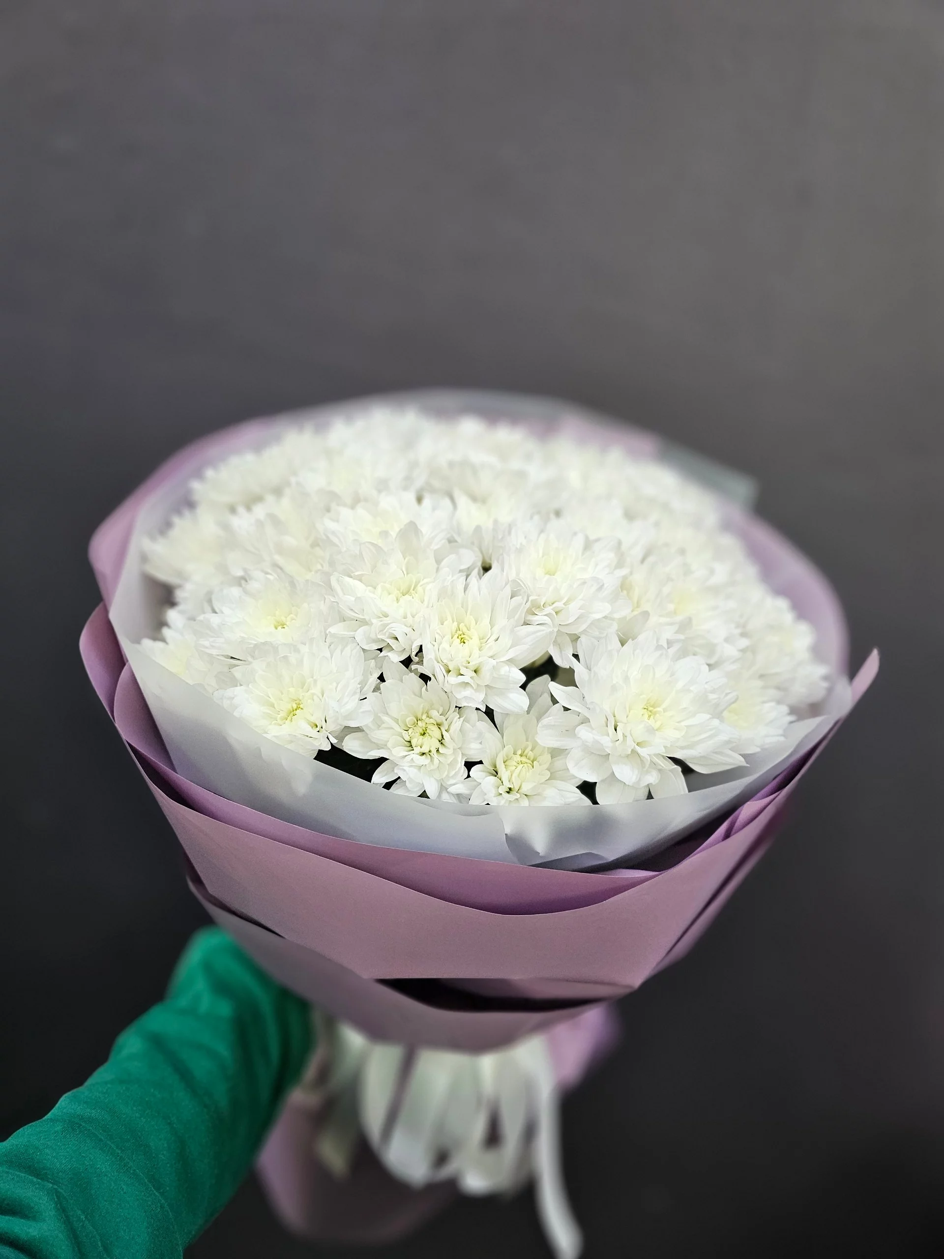 Букет из белых хризантем в упаковке