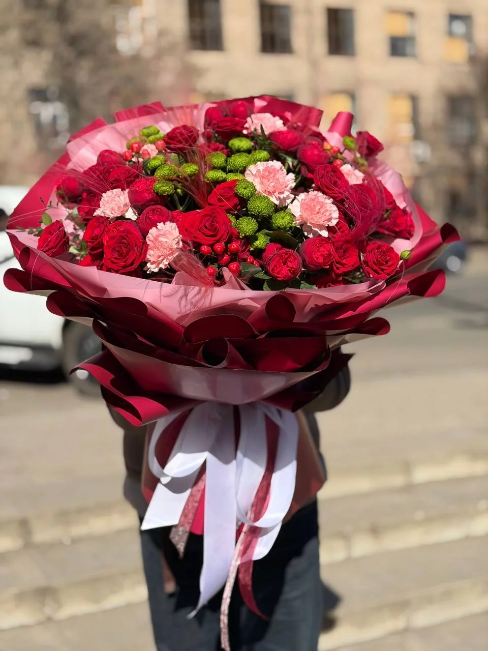 Яркий букет в красно-розовом оформлении — изображение 2