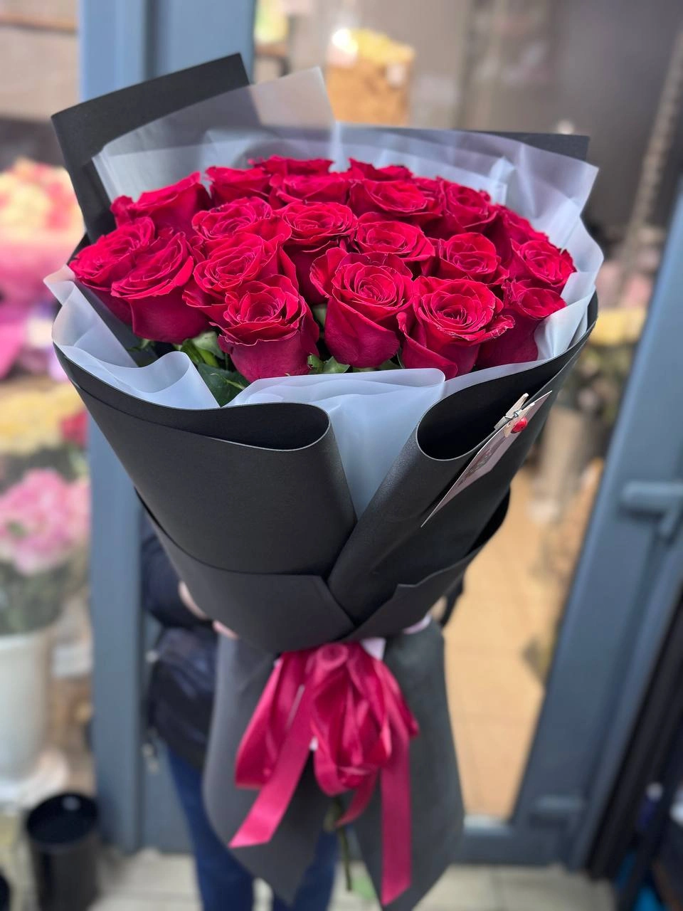 Алые розы в чёрной упаковке