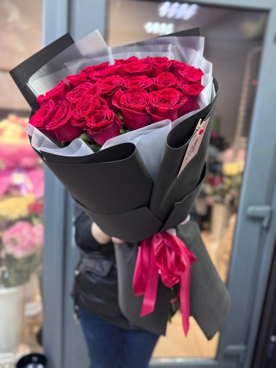 Алые розы в чёрной упаковке — изображение 5