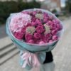 Букет с розовой гортензией и кустовыми розами