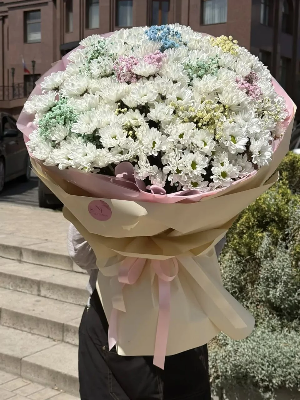 Букет из белых хризантем с лимониумом