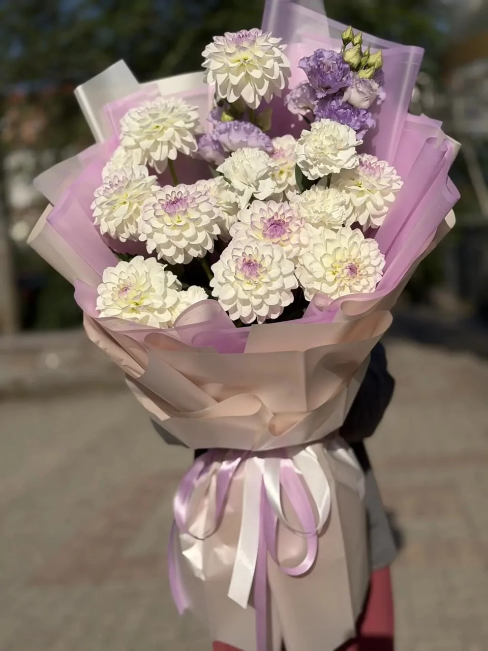 Букет с белыми георгинами