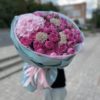 Розовая гортензия с кустовыми розами