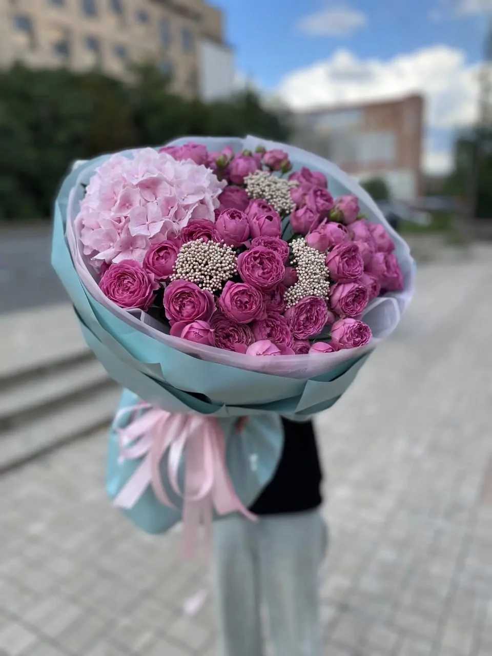 Розовая гортензия с кустовыми розами