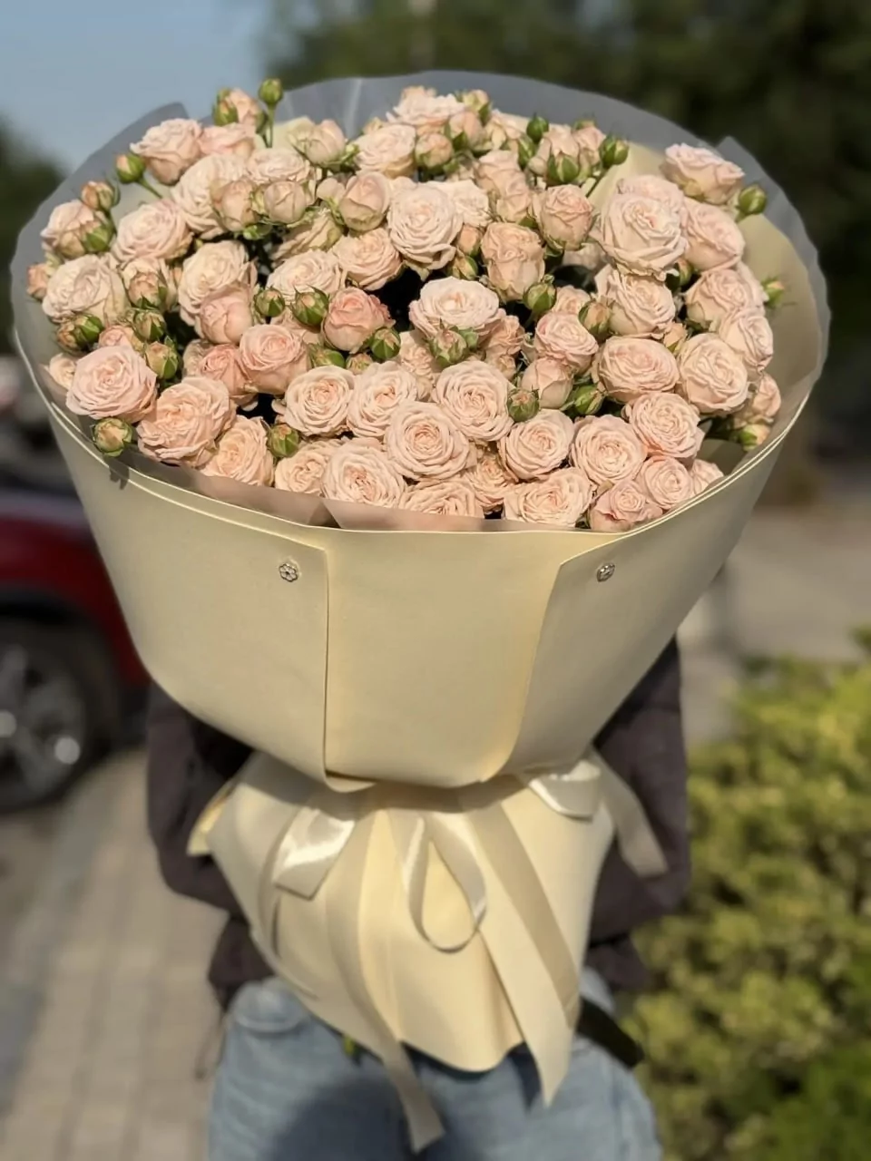 Букет из кустовых роз кремового цвета