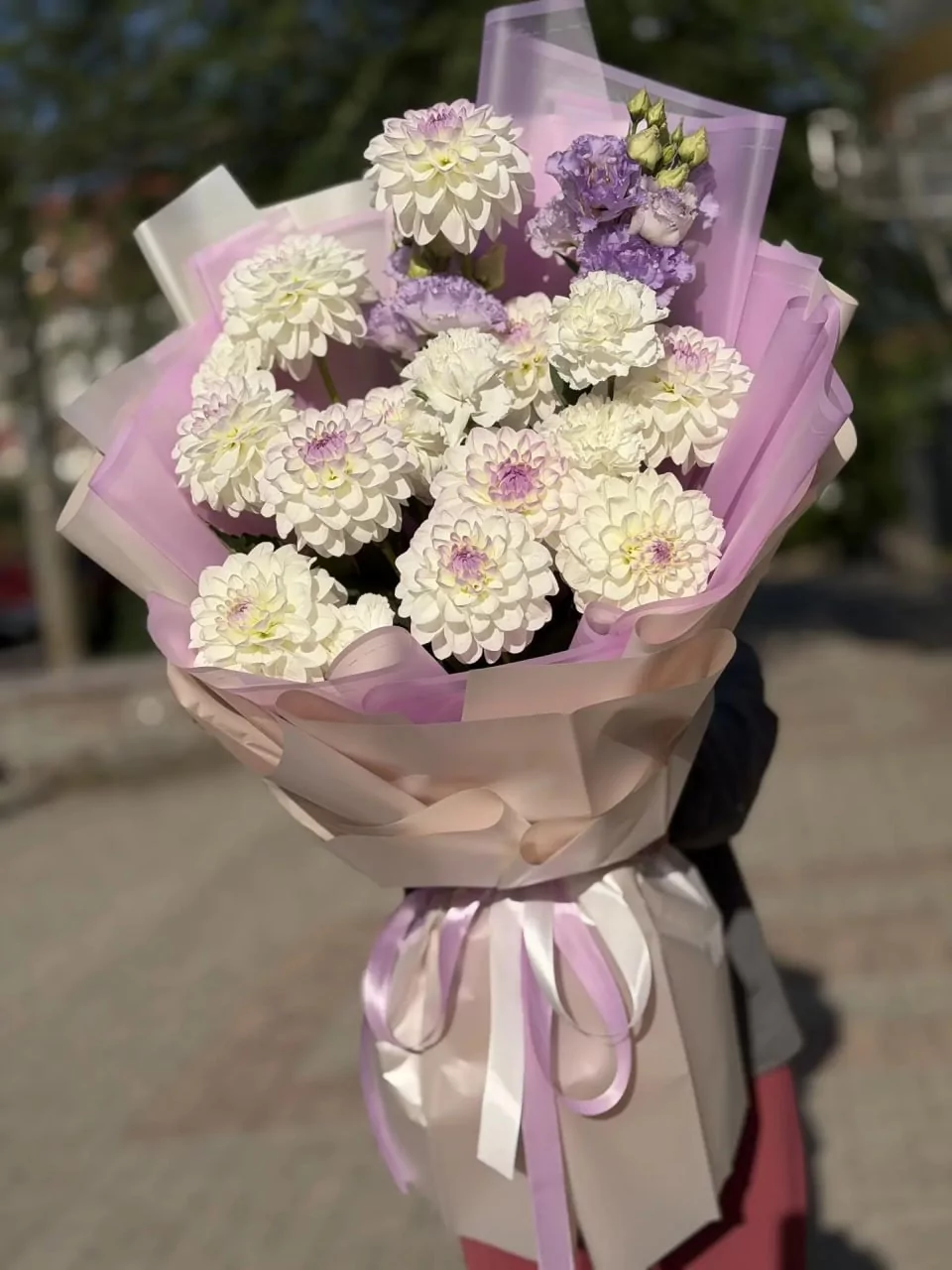 Букет с белыми георгинами и диантусами