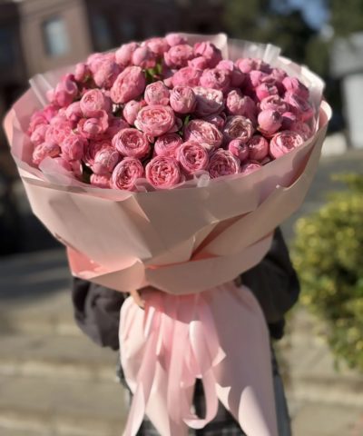 Большой букет из розовых пионовидных кустовых роз