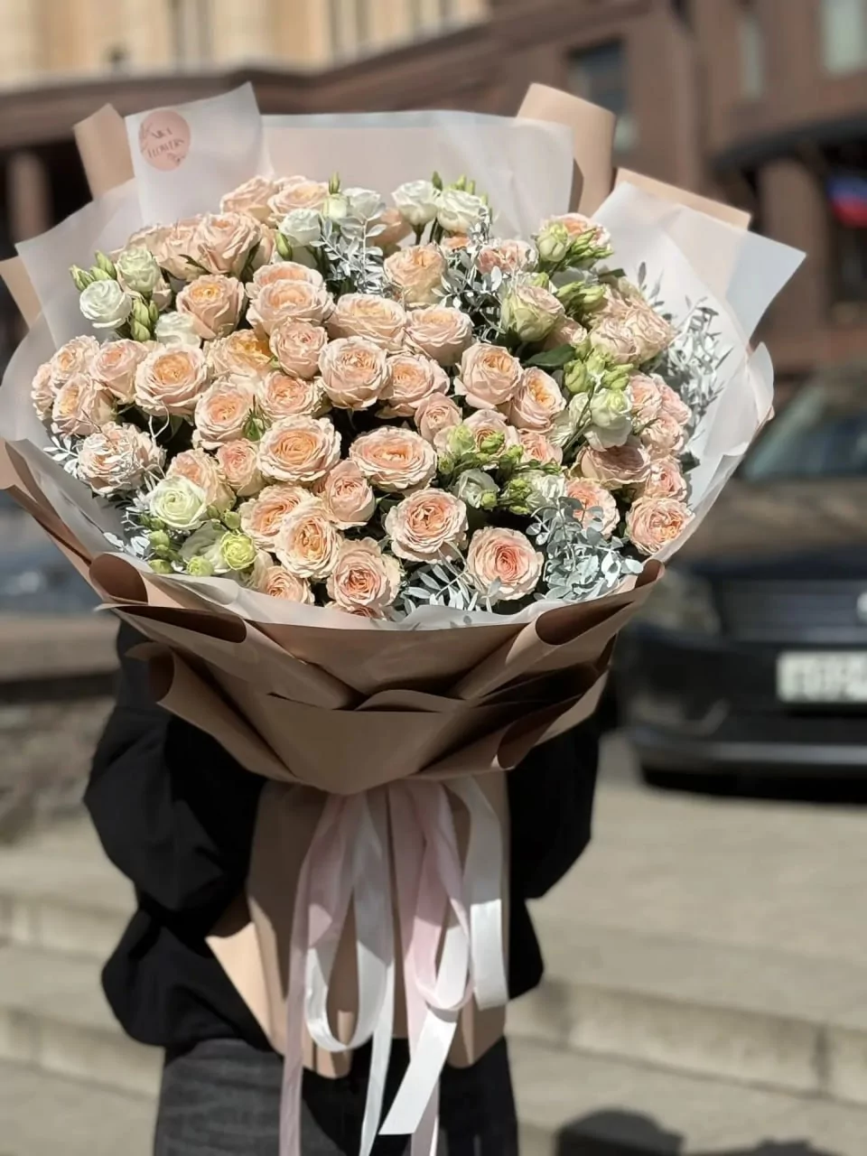 Большой букет из персиковых кустовых роз и эустомы — изображение 3