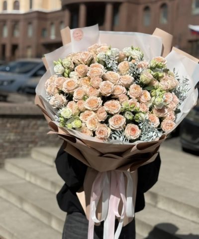 Большой букет из персиковых кустовых роз и эустомы