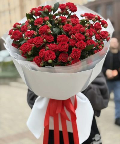 Большой букет из красных кустовых роз