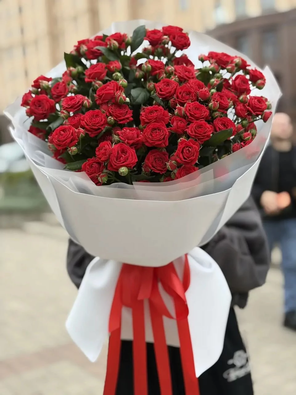 Большой букет из красных кустовых роз