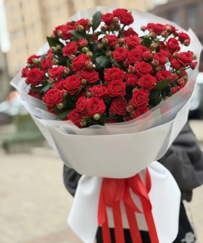 Alternative view of Большой букет из красных кустовых роз