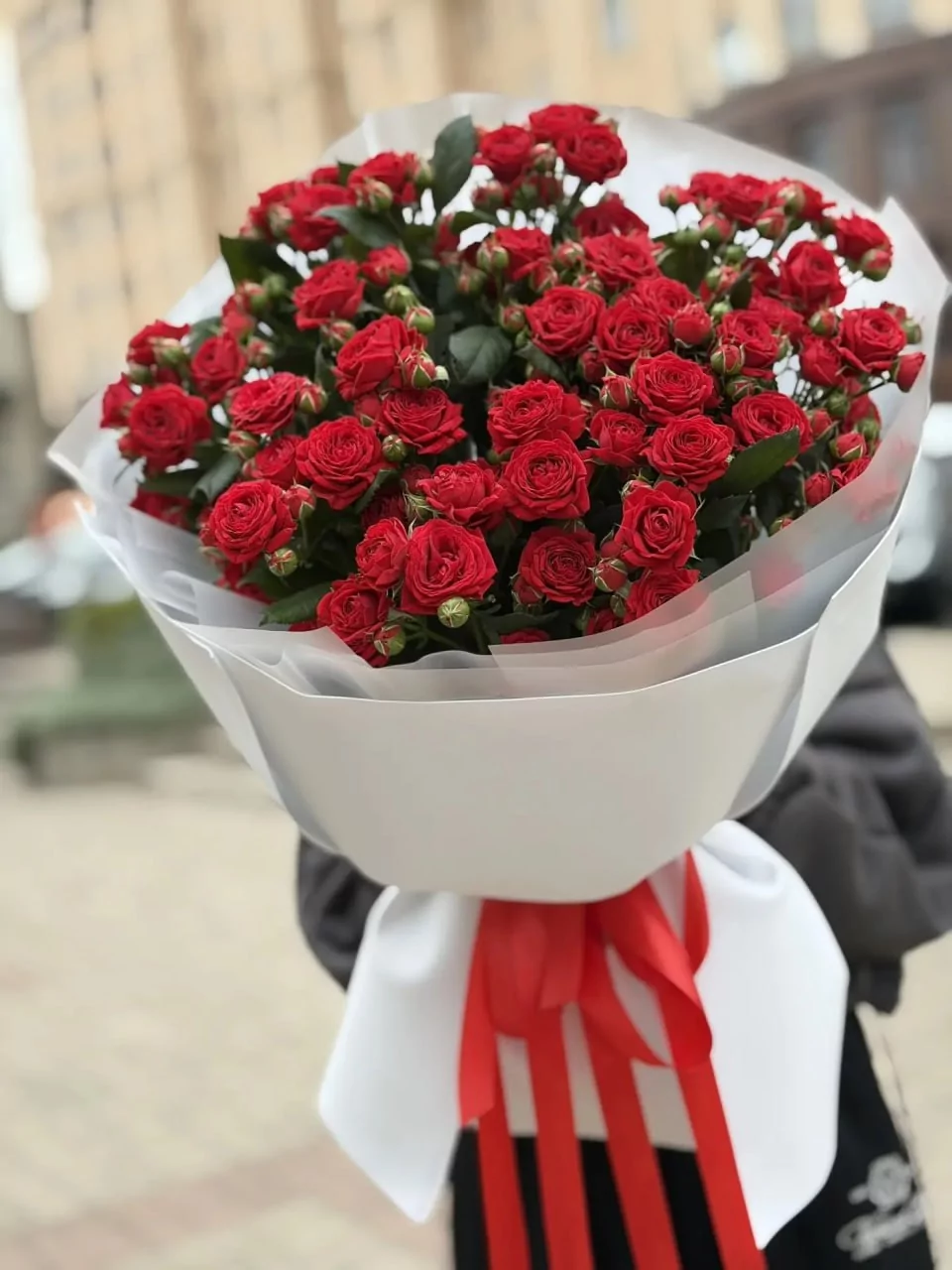 Большой букет из красных кустовых роз — изображение 2