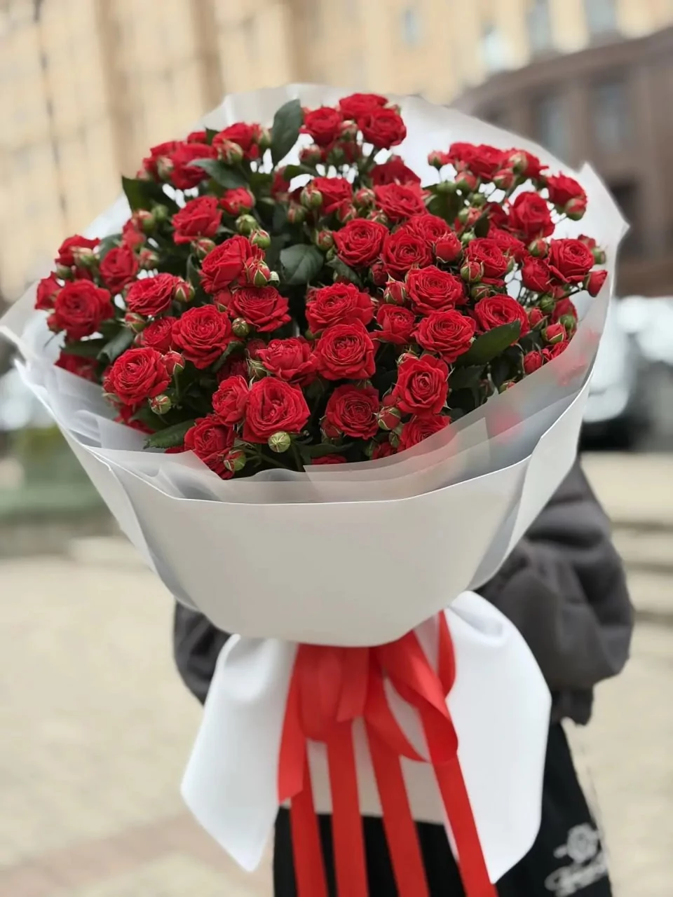 Большой букет из красных кустовых роз — изображение 4