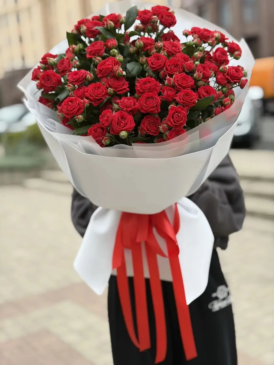 Большой букет из красных кустовых роз — изображение 3
