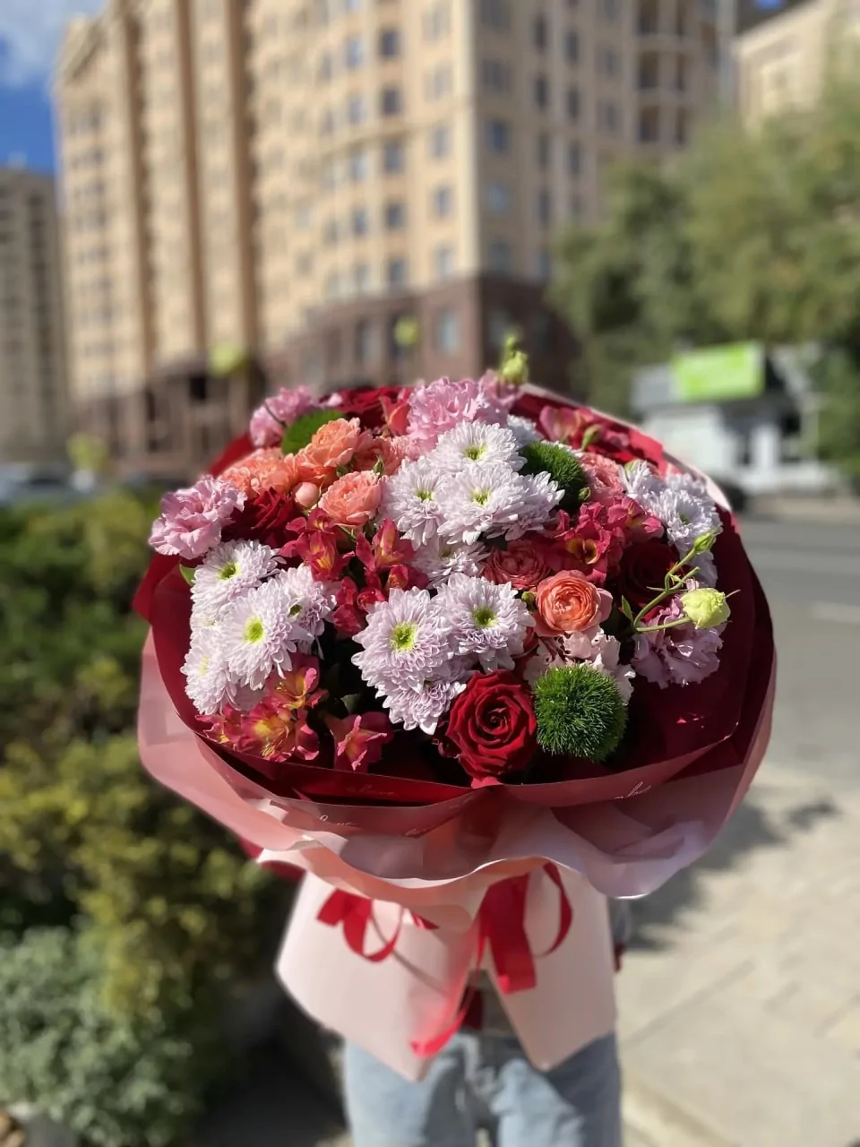 Большой букет с розами, хризантемами и альстромериями