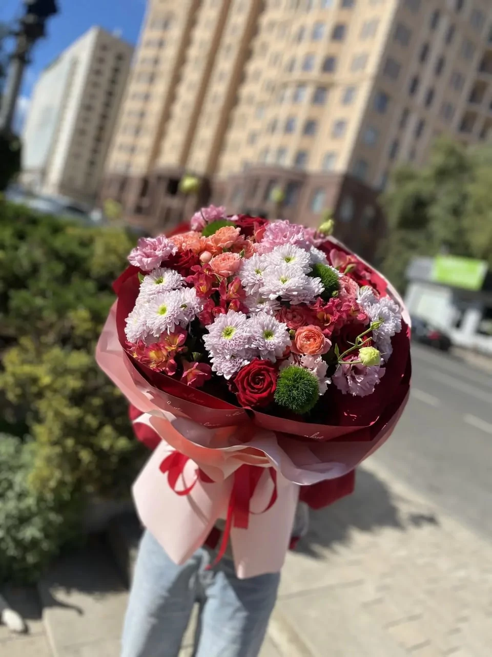 Большой букет с розами, хризантемами и альстромериями — изображение 2