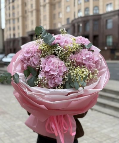 Большой букет из розовых гортензий с гипсофилой и эвкалиптом