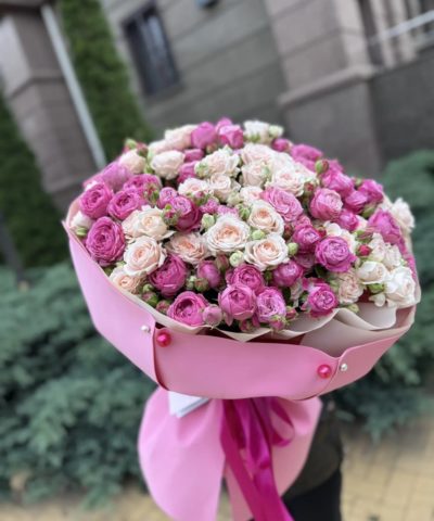 Большой букет из розовых и кремовых кустовых роз