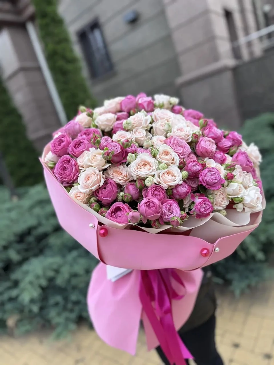 Большой букет из розовых и кремовых кустовых роз