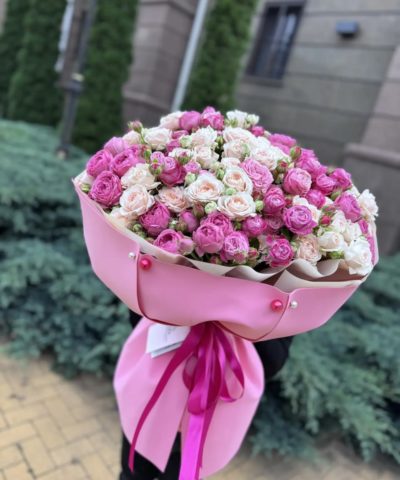 Alternative view of Большой букет из розовых и кремовых кустовых роз