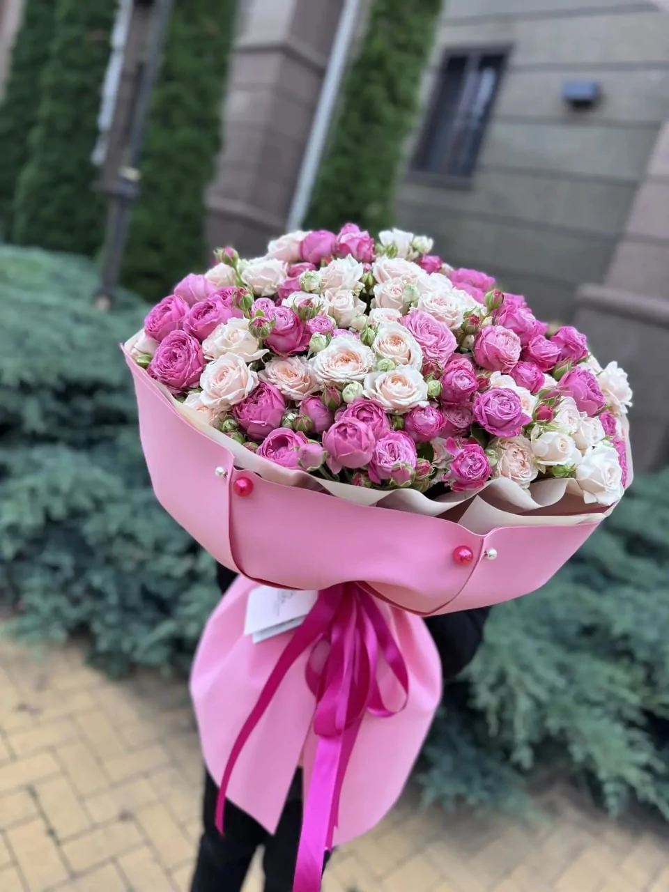 Большой букет из розовых и кремовых кустовых роз — изображение 2