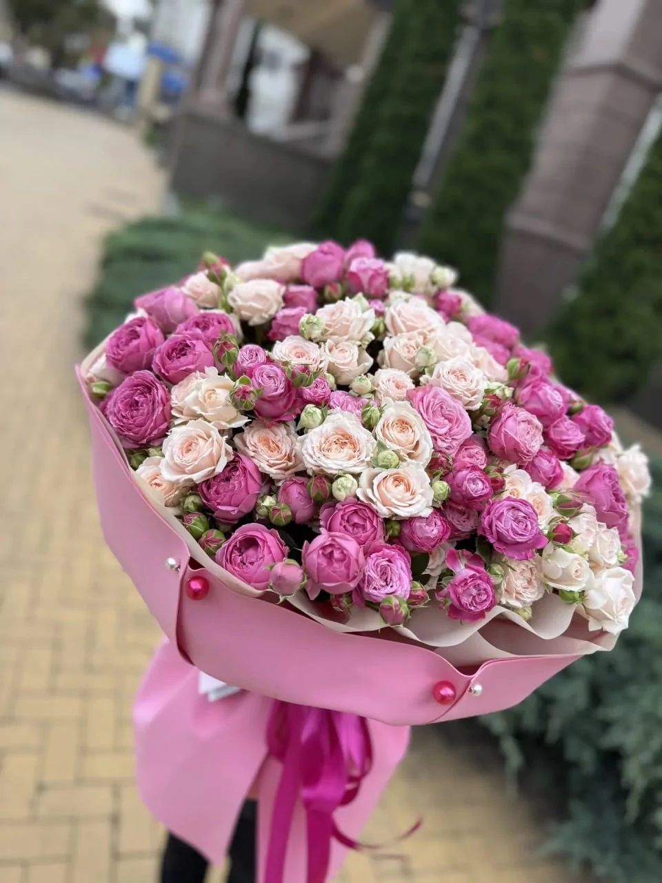 Большой букет из розовых и кремовых кустовых роз — изображение 3