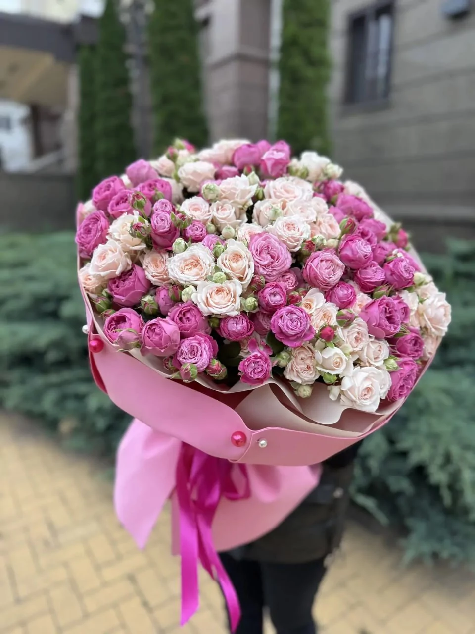 Большой букет из розовых и кремовых кустовых роз — изображение 4