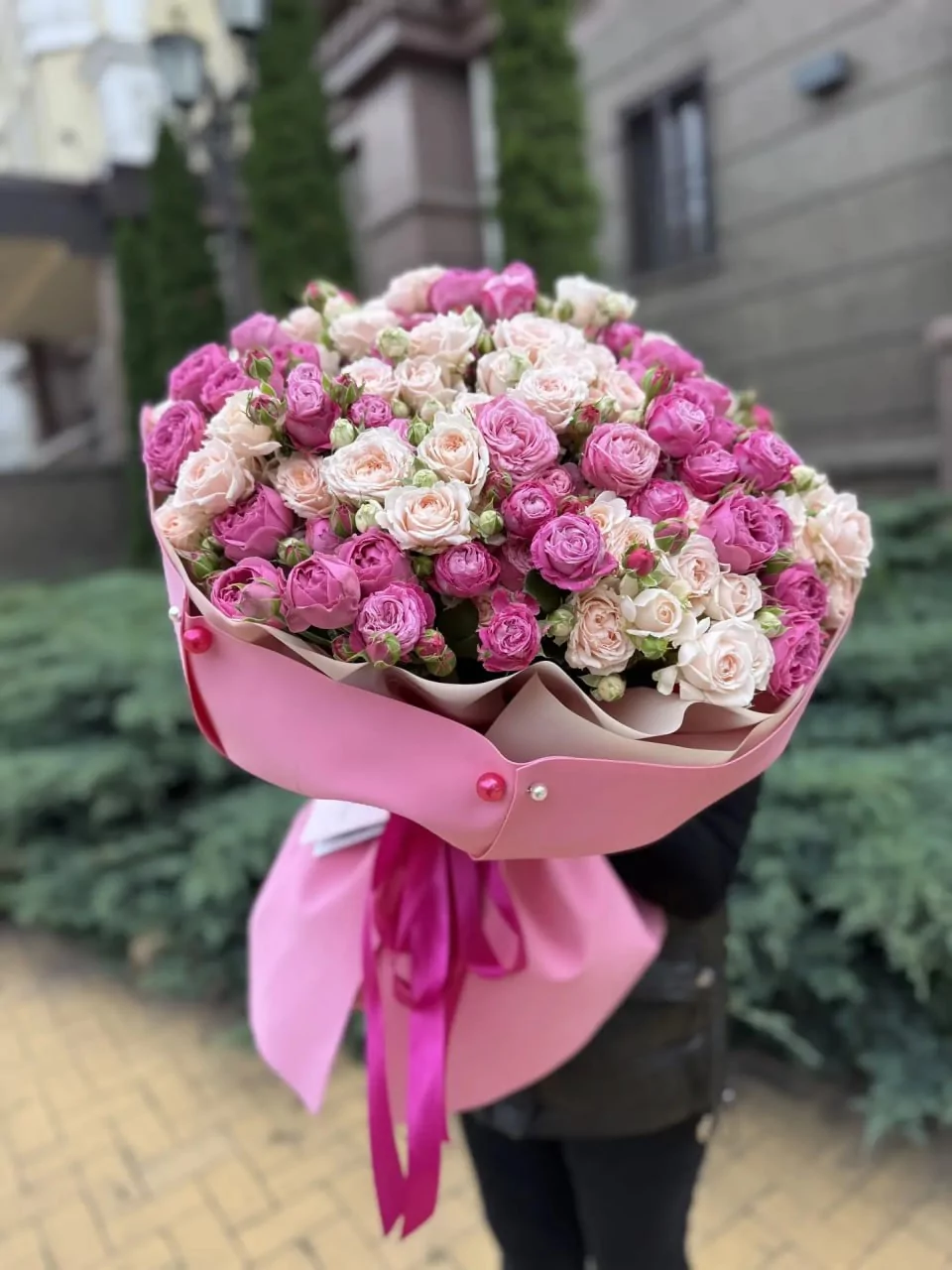 Большой букет из розовых и кремовых кустовых роз — изображение 5