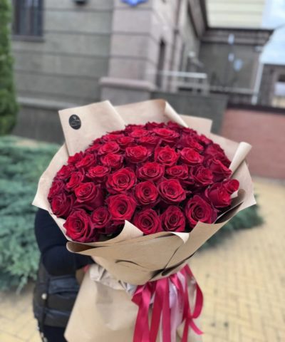 Большой букет из красных роз в крафтовой упаковке