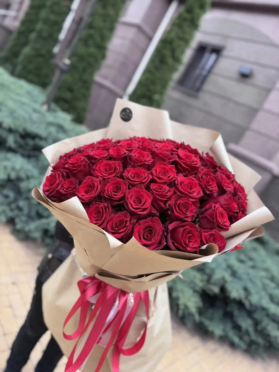 Большой букет из красных роз в крафтовой упаковке — изображение 2