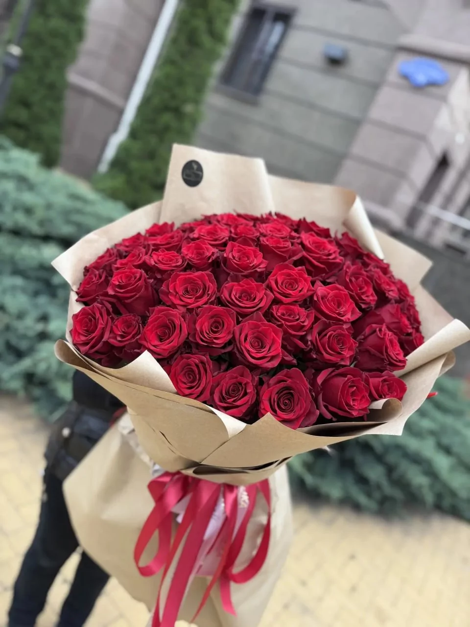 Большой букет из красных роз в крафтовой упаковке — изображение 3