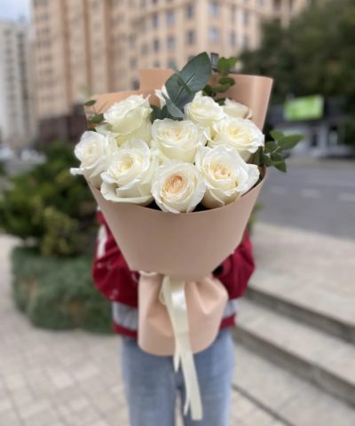 Букет из белых роз с эвкалиптом