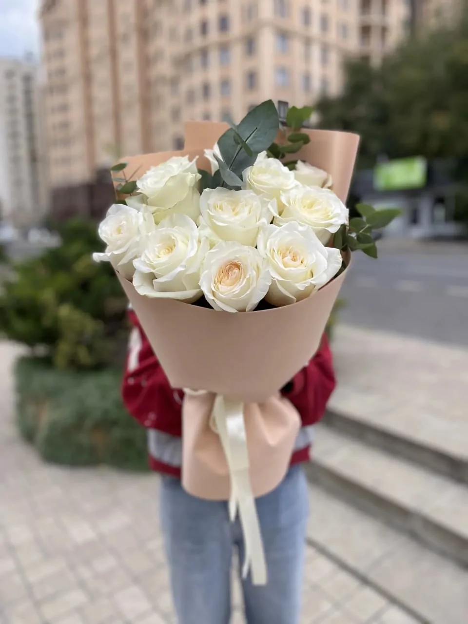 Букет из белых роз с эвкалиптом