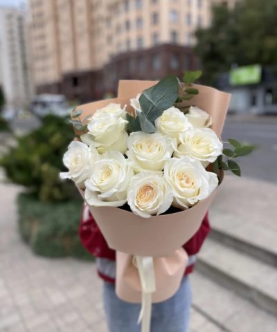 Alternative view of Букет из белых роз с эвкалиптом