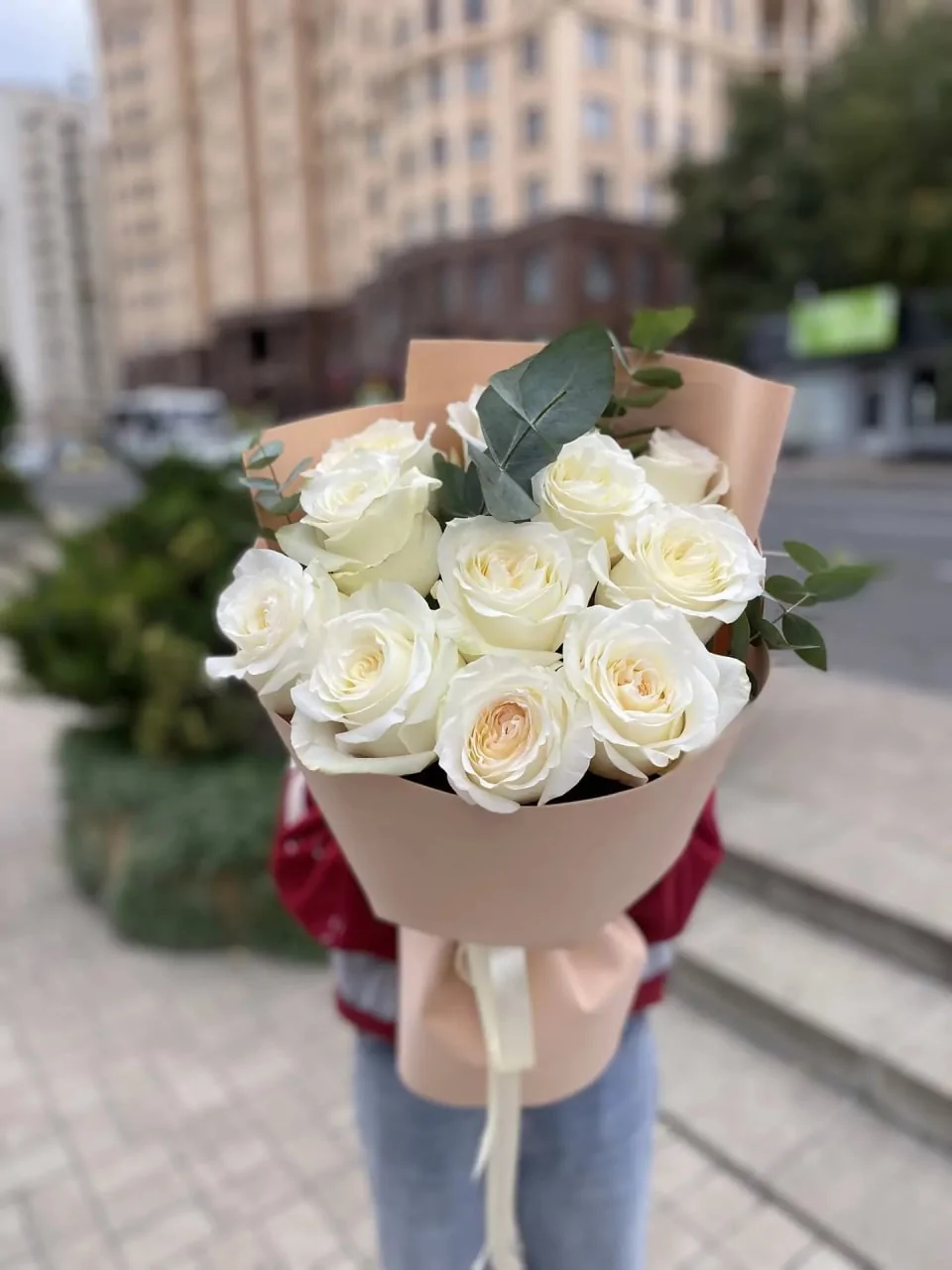 Букет из белых роз с эвкалиптом — изображение 2