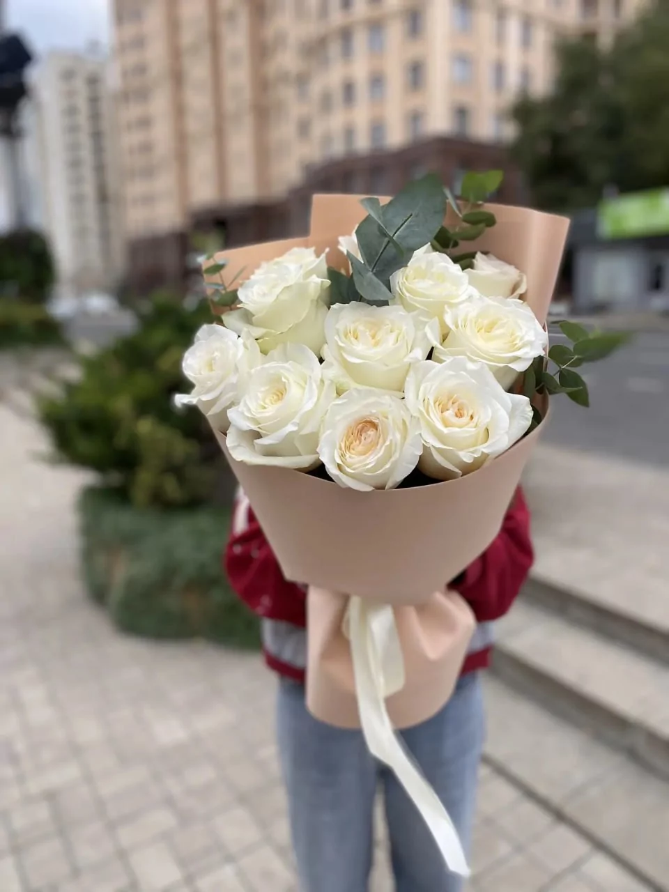 Букет из белых роз с эвкалиптом — изображение 4
