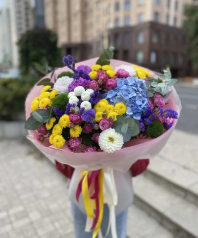 Большой яркий букет с голубой гортензией и розами